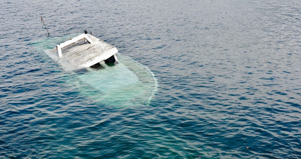 Boat capsizes off northern Sydney beach leaving one man dead and a teenage boy missing
