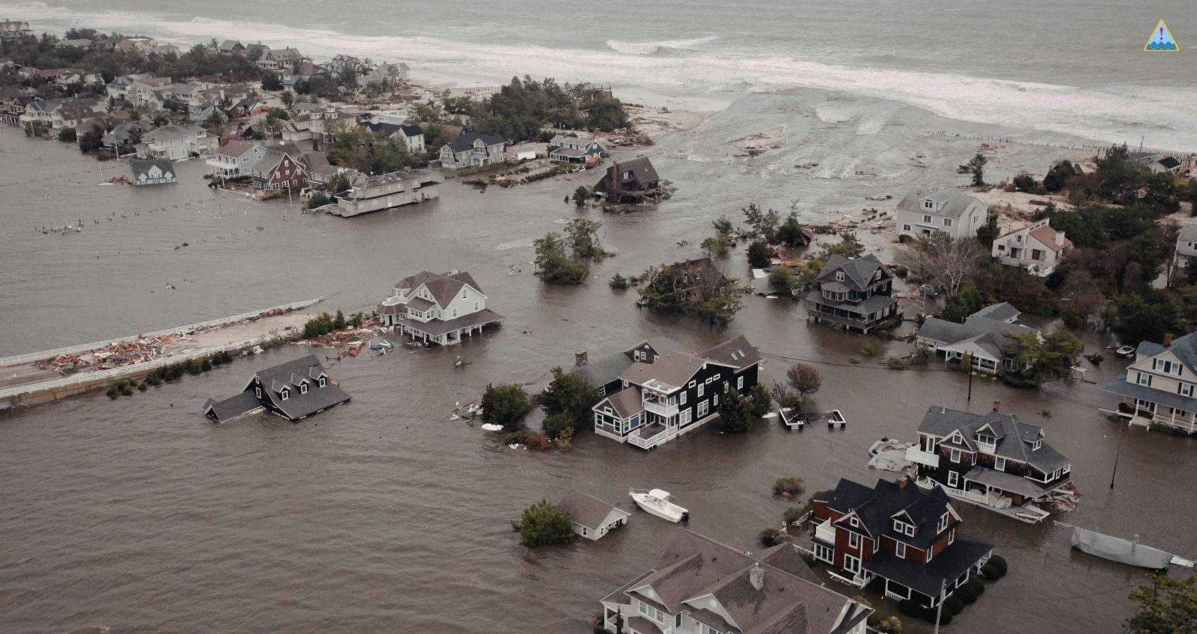 Tourists stranded as outback Queensland flooding shuts dozens of roads