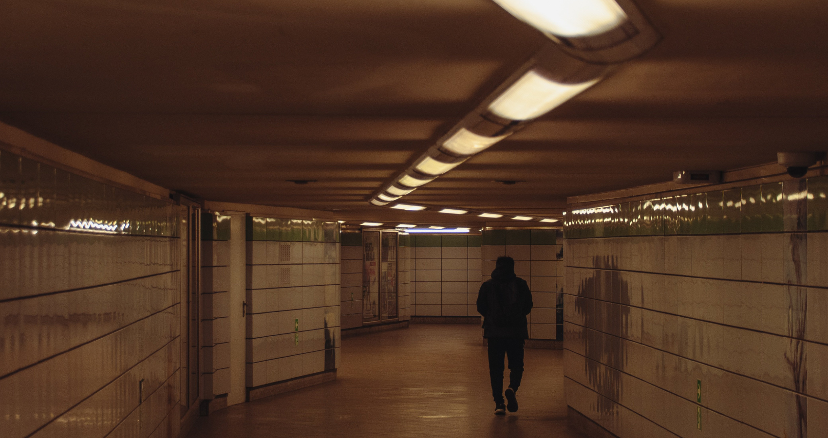 Manhunt launched after fatal shooting